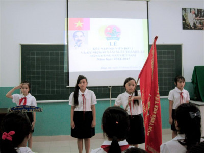 Liên đội Trường TH Nguyễn Hiền kết nạp 68 em Đội viên mới