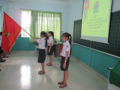 Liên đội trường TH Nguyễn Hiền tổ chức kết nạp Đội đợt 2 năm học 2014-2015