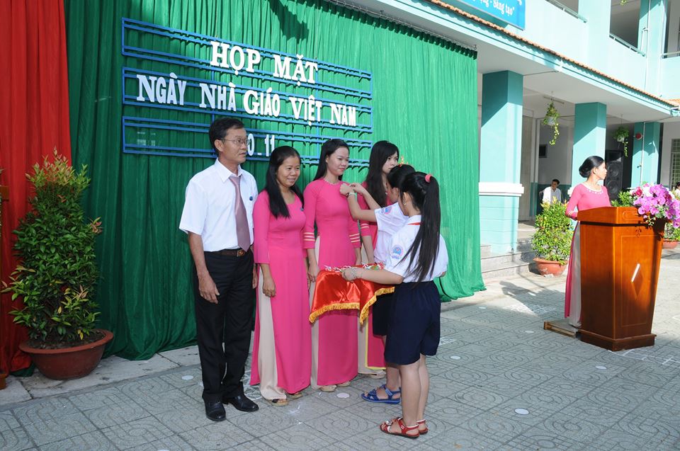 Học sinh cài hoa cho Thầy Cô