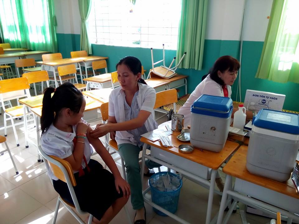Học sinh đang được tiêm vắc xin Sởi - Rubella