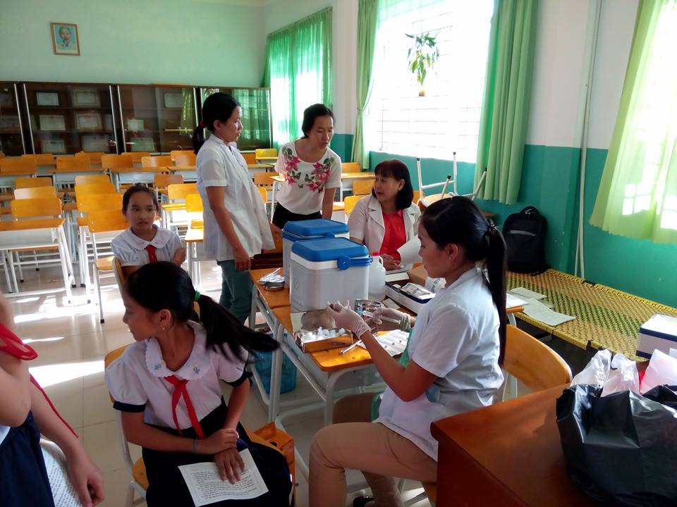 Học sinh được các Cô Y tế Phường Hiệp An tiêm vắc xin Sởi-Rubella